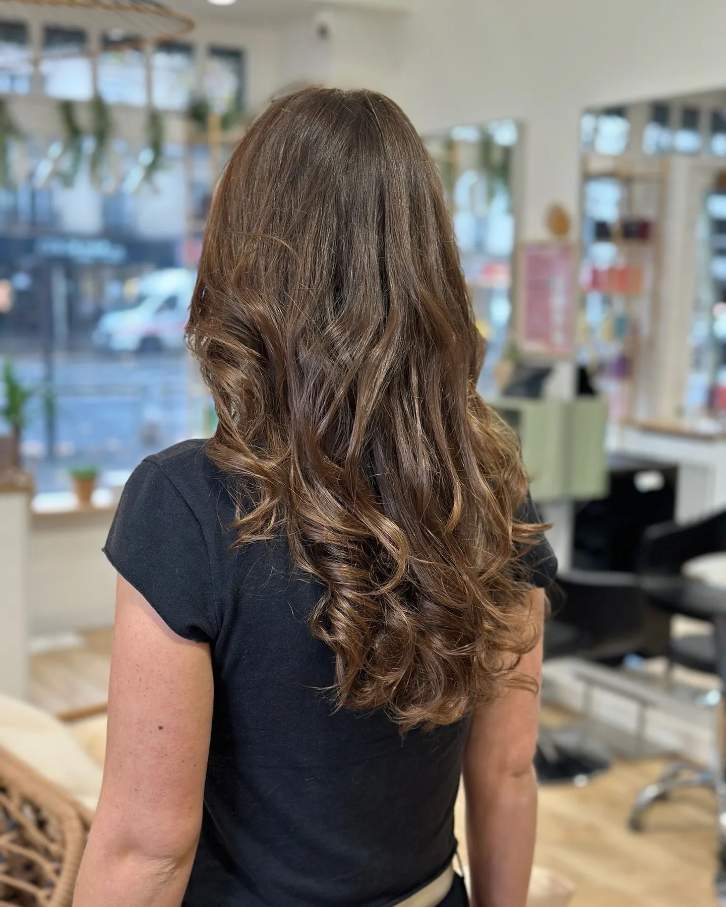 Boucles naturelles avec mouvement au salon XOXO COIFFURE