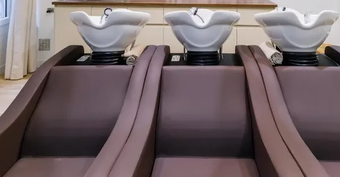 The basins at XOXO COIFFURE in Paris 6, with their massage chairs