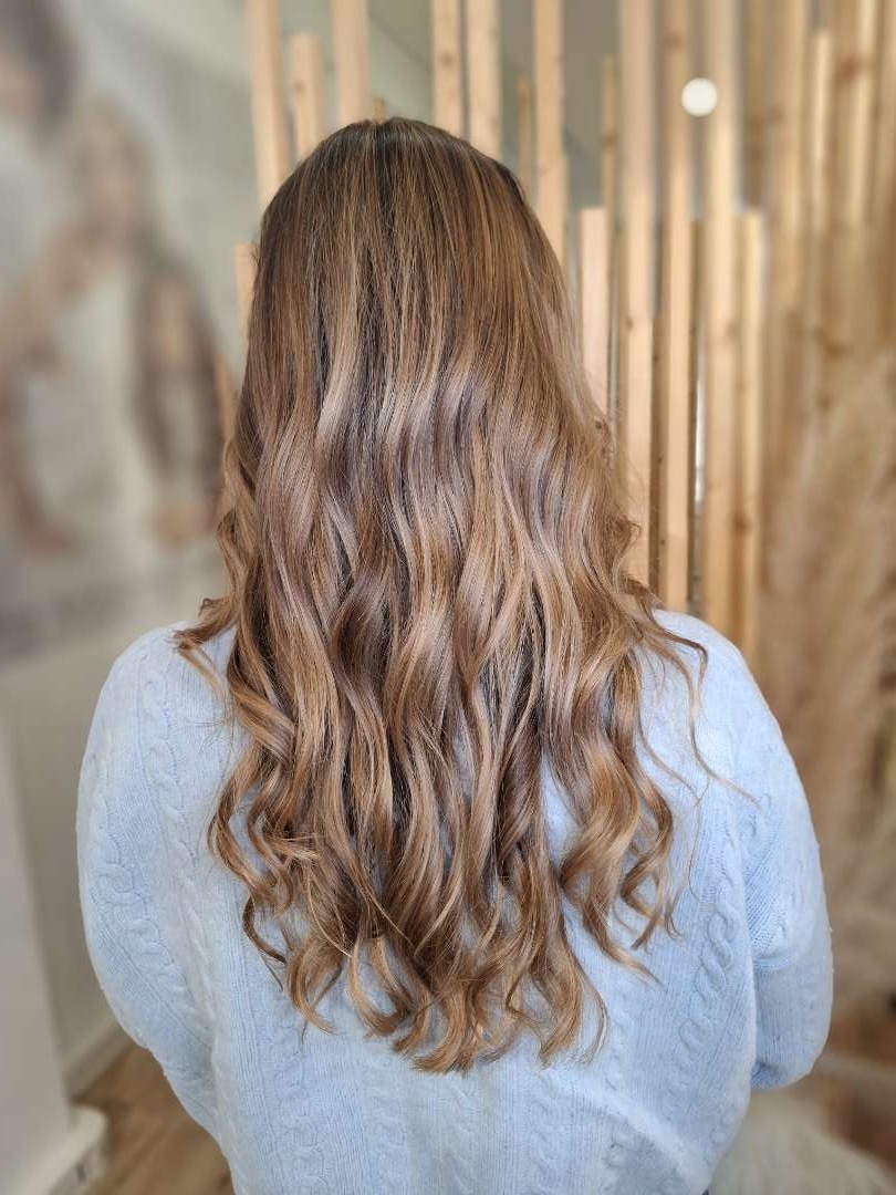 Balayage caramel sur cheveux bruns, réalisé chez XOXO Coiffure Montparnasse