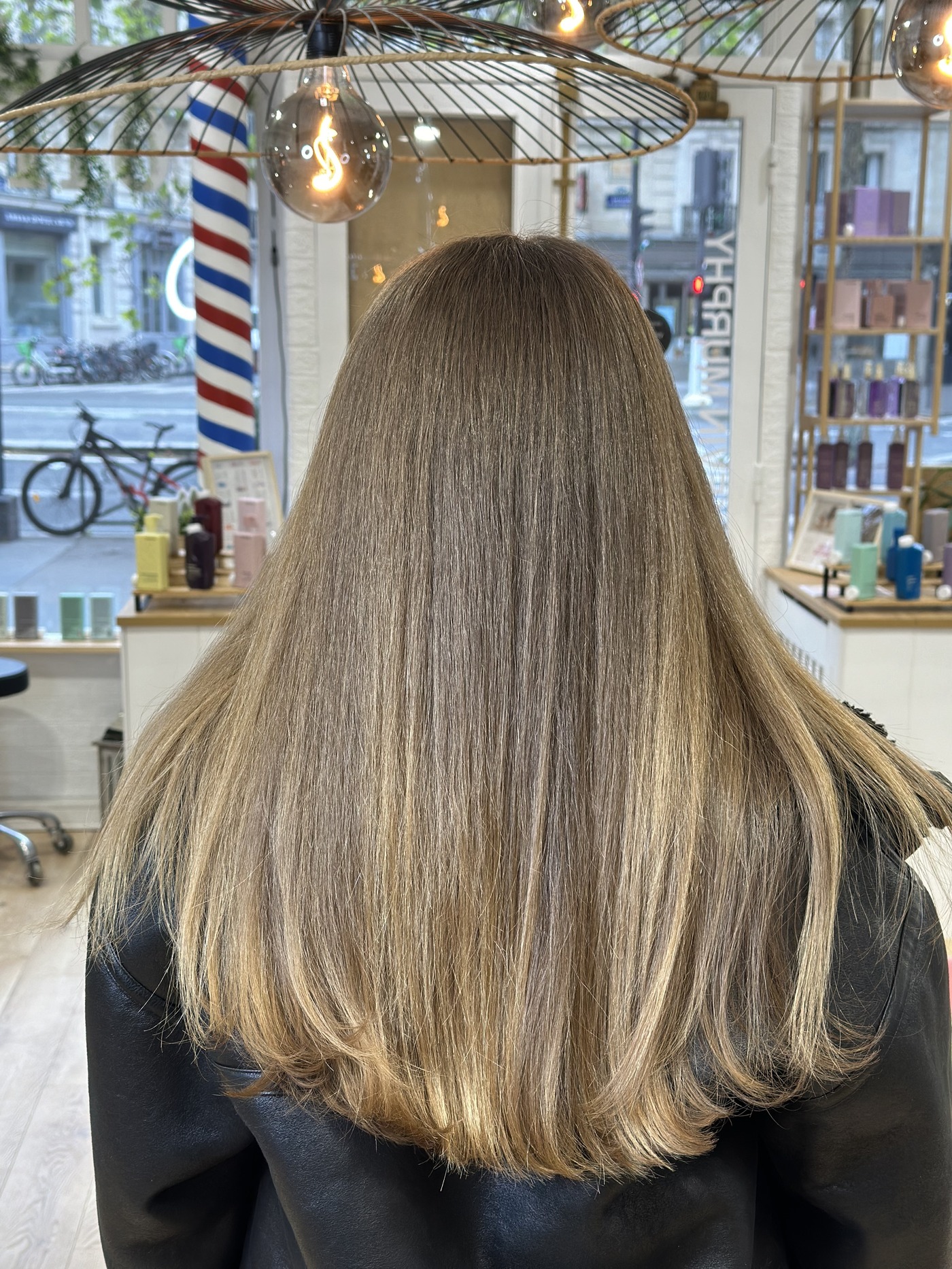 Balayage miel réalisé chez XOXO Coiffure Paris 6e - résultat naturel et lumineux