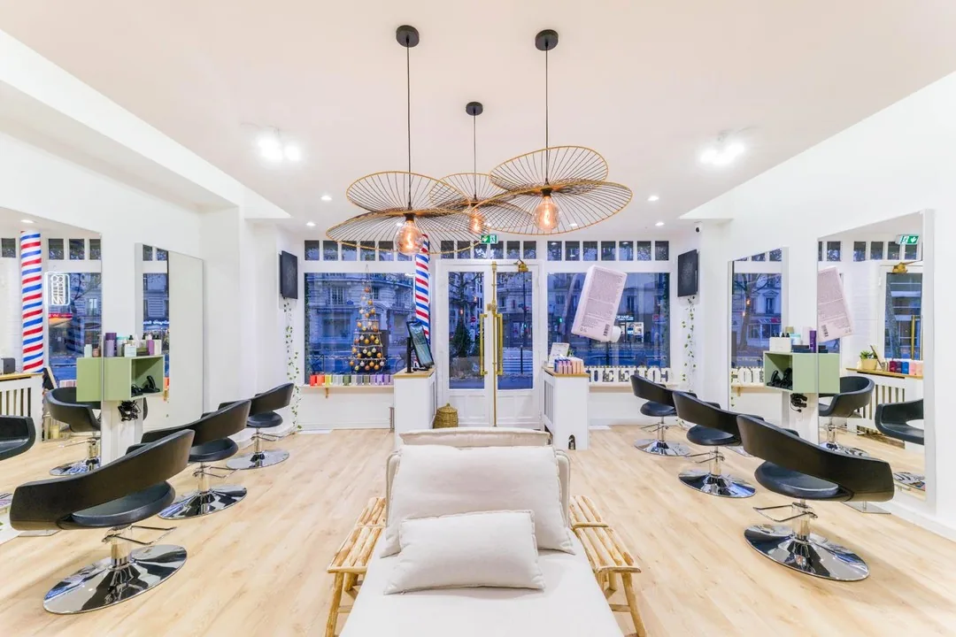 L'intérieur lumineux du salon XOXO COIFFURE à Montparnasse, Paris 6e